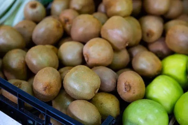 Dojrzałe Owoce Kiwi Pudełku Sprzedaż Warzywniaku — Zdjęcie stockowe