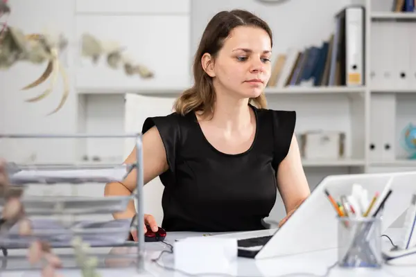 Vrouwelijke Werknemer Met Een Productieve Werkdag Functie — Stockfoto