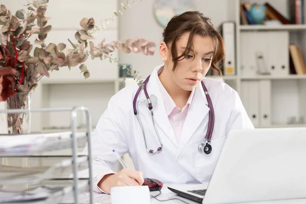 Skillful Woman Physician Sitting Table Her Office Writing — Stock Photo, Image