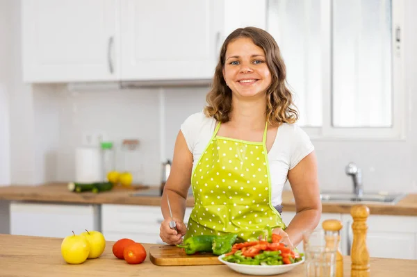 若い女性食品ブロガーの肖像画でエプロン調理上のキッチン — ストック写真