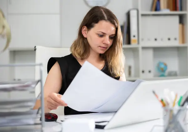 Vrouw Boekhouder Doet Papierwerk Tijdens Werkdag Het Kantoor — Stockfoto