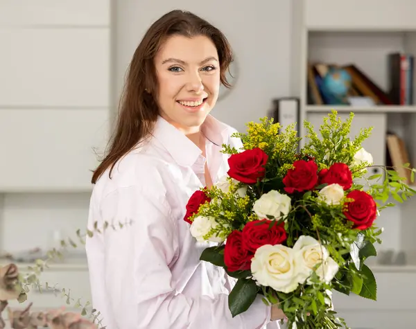 Pozitif Kadın Muhasebeci Elinde Kırmızı Beyaz Çiçekler Tutuyor — Stok fotoğraf