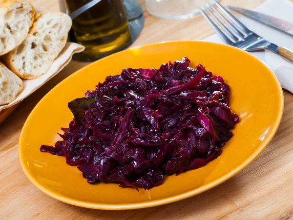 Homemade Braised Red Cabbage Served Yellow Plate — Stock Photo, Image