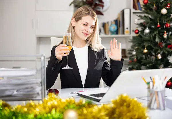 Γυναίκα Διευθυντής Ένα Ποτήρι Σαμπάνια Συγχαίρει Καλά Χριστούγεννα Στο Διαδίκτυο — Φωτογραφία Αρχείου