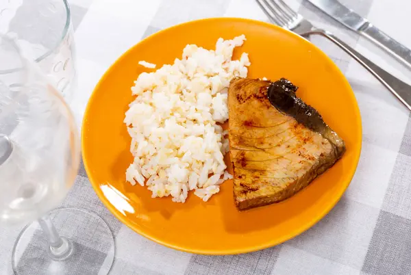味道浓郁的烤金枪鱼牛排配上乌木酱和白饭一起放在黑盘上 健康的晚餐 — 图库照片