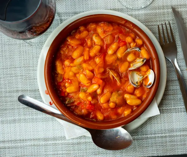 Dušené Bílé Fazole Škeblemi Oblíbené Jídlo Španělské Kuchyně — Stock fotografie