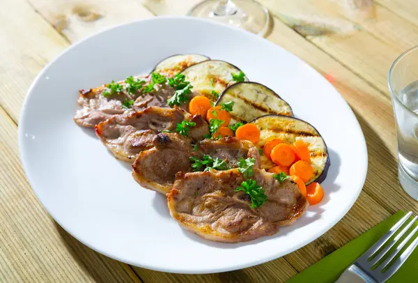 Deliciosas Rebanadas Carne Cordero Asada Servida Con Berenjena Parrilla Zanahoria —  Fotos de Stock
