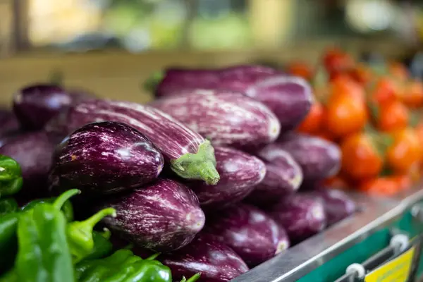 Sebze Tezgahında Müşteriyi Bekleyen Taze Mor Çizgili Organik Patlıcan Yığını — Stok fotoğraf