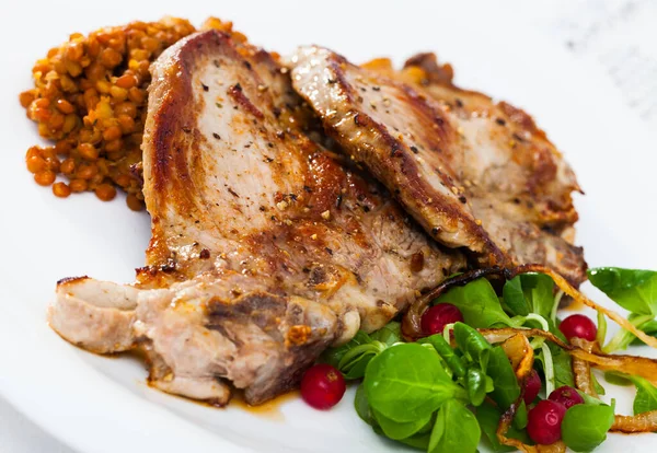 Delicious Roasted Pork Shin Served Stewed Lentils Fresh Greens Red — Stock Photo, Image