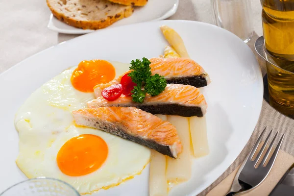Hearty Breakfast Fried Eggs Salmon Steamed Asparagus Garnished Tomatoes Fresh — Stock Photo, Image