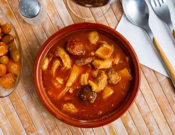 Spanish Dish Callos Madrilena Typical Stew Beef Tripe Serving Olives — Stock Photo, Image