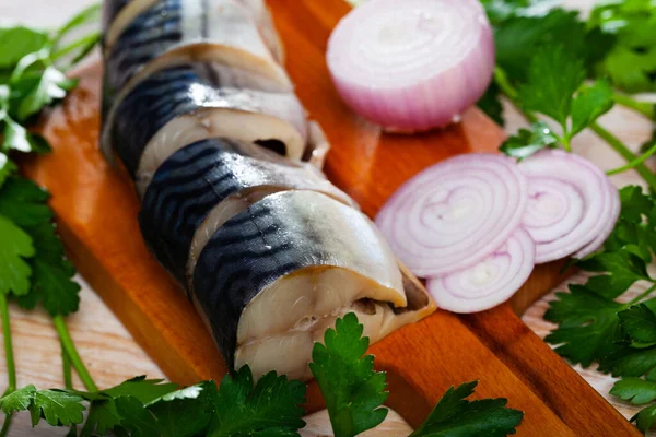 Immagine Pesce Sgombro Affettato Leggermente Salato Servito Con Cipolla Verdure — Foto Stock