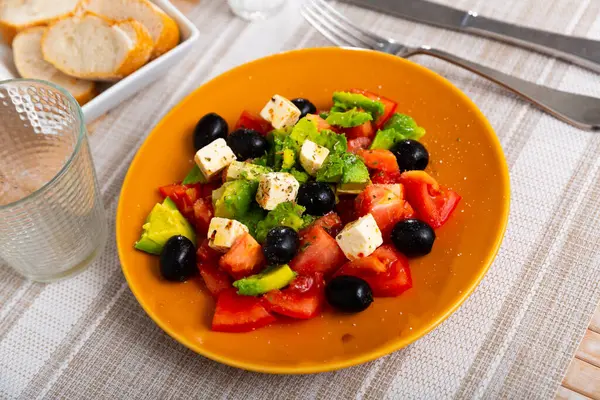 Traditioneller Mediterraner Salat Mit Mozzarella Schwarzen Oliven Und Avocado Auf — Stockfoto