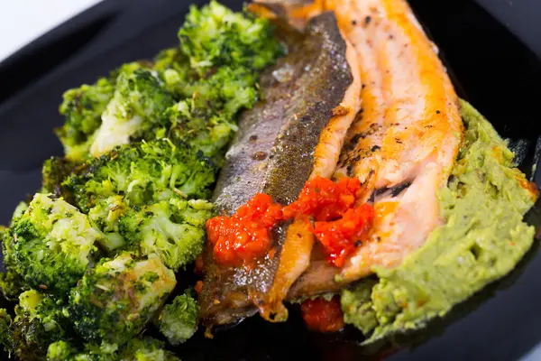 烤鳟鱼片 配以蔬菜配菜 西兰花配以八角豆和绿豆泥 — 图库照片