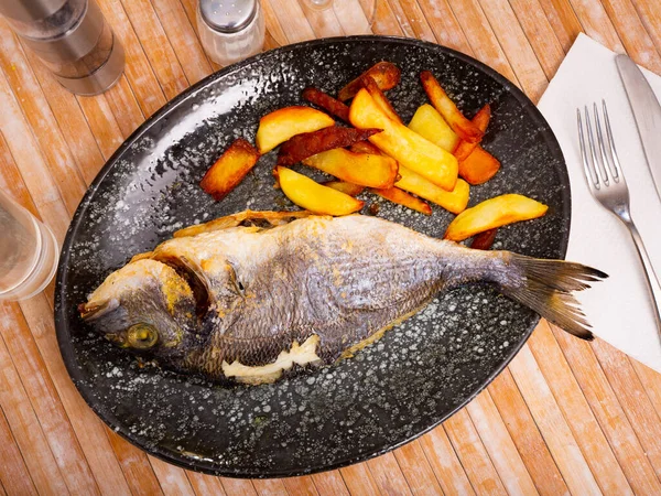 Hearty Dinner Baked Whole Dorada Fish Served Vegetable Garnish Fried — Stock Photo, Image