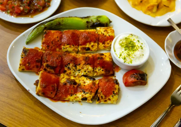 Assiette Délicieux Beyti Kebab Plat Traditionnel Turc Agneau Haché Grillé — Photo