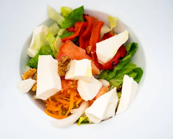 Traditionele Spaanse Vegetarische Salade Met Verse Kaas Walnoot Een Witte — Stockfoto