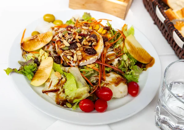 Tasty Salad Goat Cheese Nuts Apples Spanish Cuisine — Stock Photo, Image