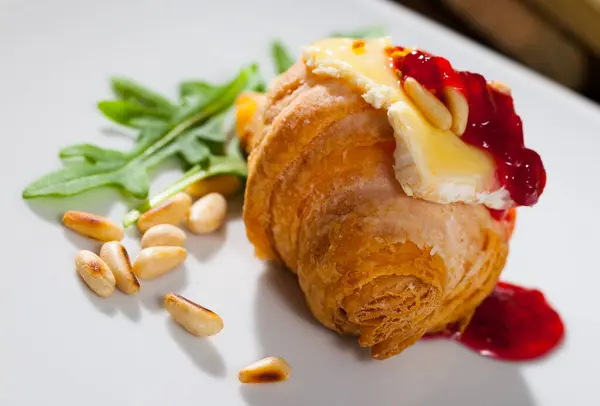 Delicious French Style Breakfast Crispy Croissant Slice Soft Camembert Berry — Stockfoto