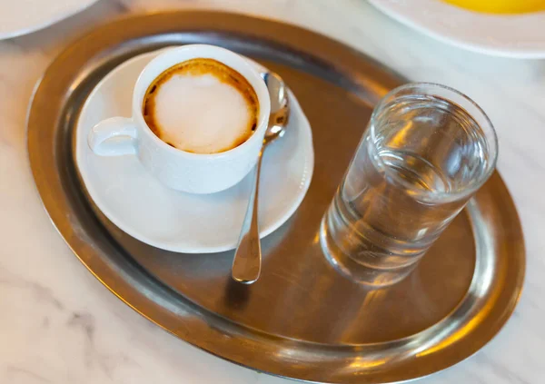 Filiżanka Gorącej Kawy Podawana Szklanką Czystej Wody Śniadanie — Zdjęcie stockowe