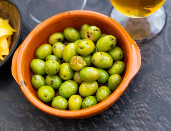 Appetitliche Vorspeise Aus Grünen Eingelegten Oliven Mit Kernen Typisch Spanischen — Stockfoto