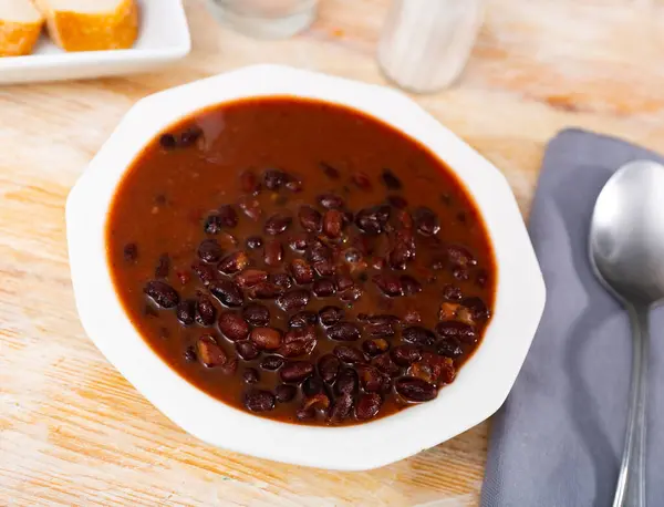 墨西哥煮黑豆 用酱汁盛在盘子里 — 图库照片