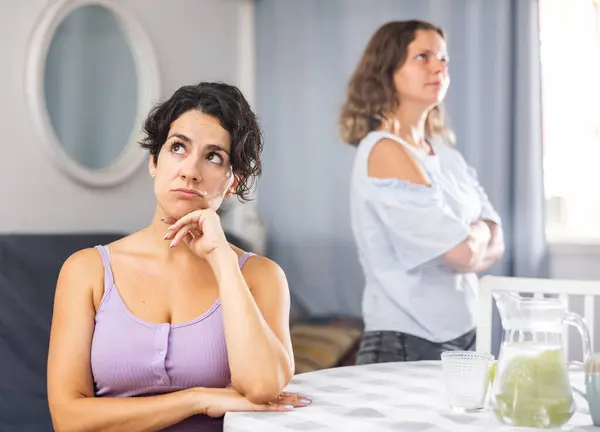 Mujer Adulta Joven Irritada Comunica Después Discordia Con Esposa Concepto — Foto de Stock