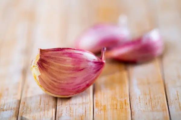 Fresh Garlic Cloves Wooden Table Raw Vegetable Food Ingredient — Stock fotografie