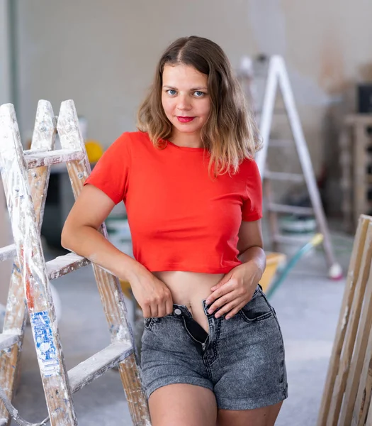 Retrato Mujer Sexy Deseable Posando Sitio Construcción Mujer Pie Escalera — Foto de Stock