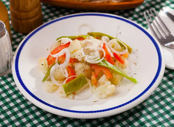 Plate Tasty Salad Cauliflower Onion Green Beans Bell Pepper — Stock Photo, Image