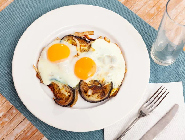 Rustic Style Fried Sunny Side Eggs Eggplant Slices Onions Healthy — Stock Photo, Image
