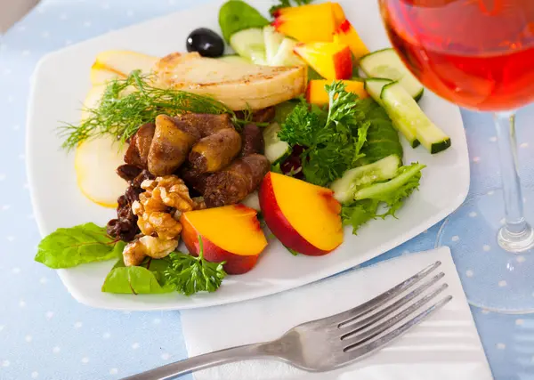Salade Met Geroosterde Kippenharten Vers Fruit Groenten Groenten Gegrilde Kaas — Stockfoto