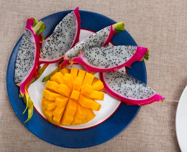 Ripe Mango Pieces Thin Slices Dragon Fruit Dished Plate — Stock Photo, Image