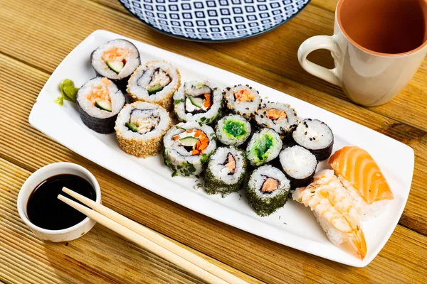 Conjunto Diferentes Tipos Sushi Servido Con Salsa Soja Bordo Restaurante — Foto de Stock