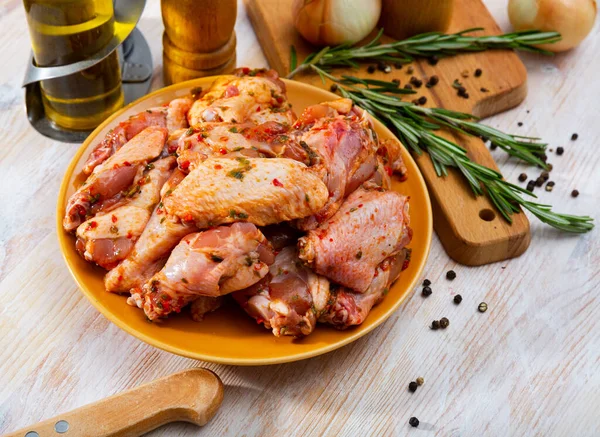 Fresh Raw Chicken Wings Pickled Spices Clay Plate Ready Grilling — Stock Photo, Image