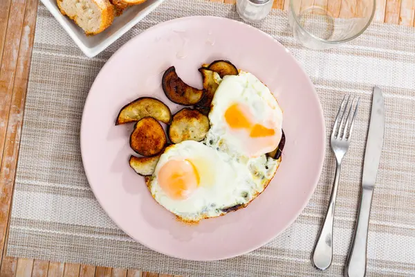 Image Appetizing Fried Eggs Cooked Sliced Roasted Eggplant — Stock Photo, Image