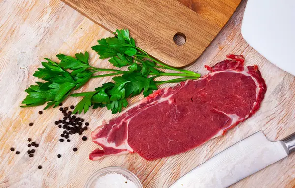 未煮熟的牛肉 大理石牛排 配上胡椒和羊肉放在桌上 — 图库照片