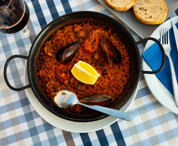 Popular Dish Spanish Cuisine Paella Seafood Made Rice Saffron Soaked — Stock Photo, Image