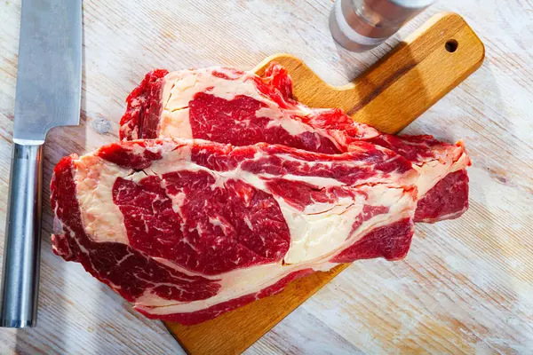 生牛肉使牛排可以在木制表面上烹调 高质量的照片 — 图库照片