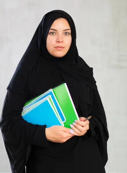 Klidná Soustředěná Studentka Hromadou Velkých Pestrobarevných Zápisníků Muslimská Studentka Stojí — Stock fotografie
