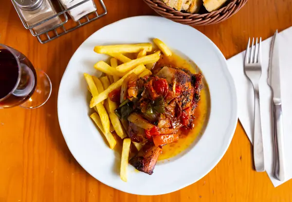 Appetizing Pork Knuckle Potatoes Stewed Peppers — Stock Photo, Image