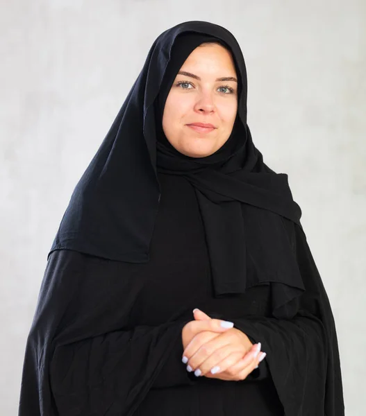 Nahaufnahme Portret Der Jungen Muslimischen Frau Mit Schönem Lächeln Isoliert — Stockfoto