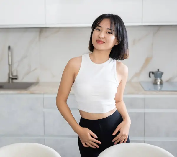 Mutlu Genç Asyalı Kadın Beyaz Mutfak Dolabının Arka Planında Neşeli — Stok fotoğraf