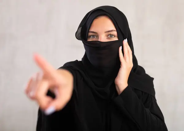 Jeune Femme Positive Avec Son Visage Couvert Burka Noire Est — Photo