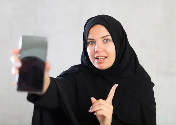 Veselý Mladý Muslim Žena Oblečená Černošky Hidžáb Předvádět Nový Telefon — Stock fotografie