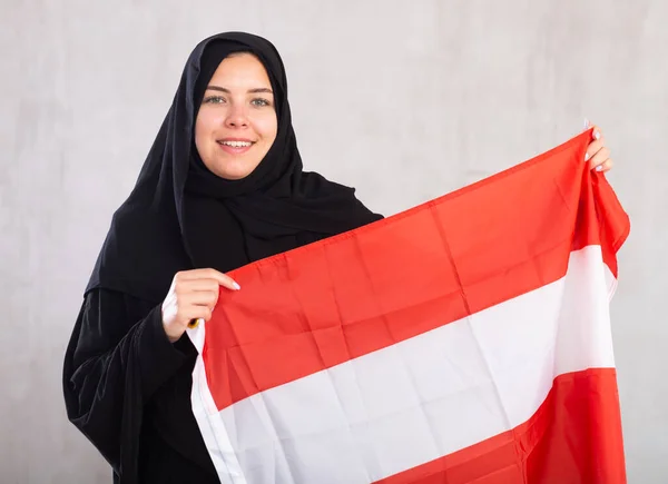 Fröhliche Junge Muslimin Schwarzen Traditionellen Hijab Mit Österreich Fahne — Stockfoto