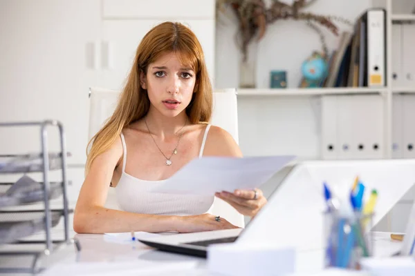 Smutná Mladá Žena Účetní Dělat Papírování Během Pracovního Dne Kanceláři — Stock fotografie