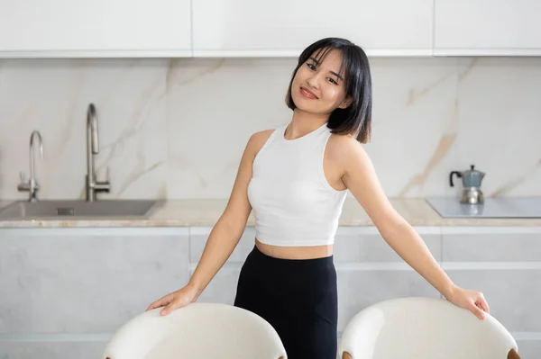Gelukkig Jong Aziatisch Vrouw Staande Vrolijke Pose Tegen Achtergrond Van — Stockfoto