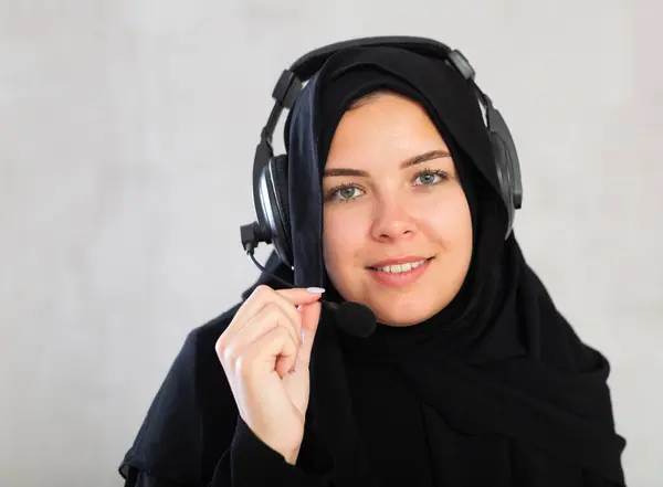 Glada Ung Muslimsk Kvinna Bär Svart Traditionell Hijab Med Headset — Stockfoto