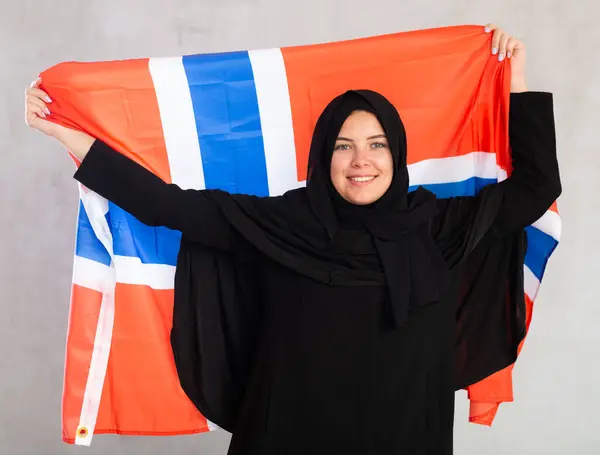Norveç Bayrağı Taşıyan Geleneksel Siyah Tesettürlü Neşeli Müslüman Kadın — Stok fotoğraf